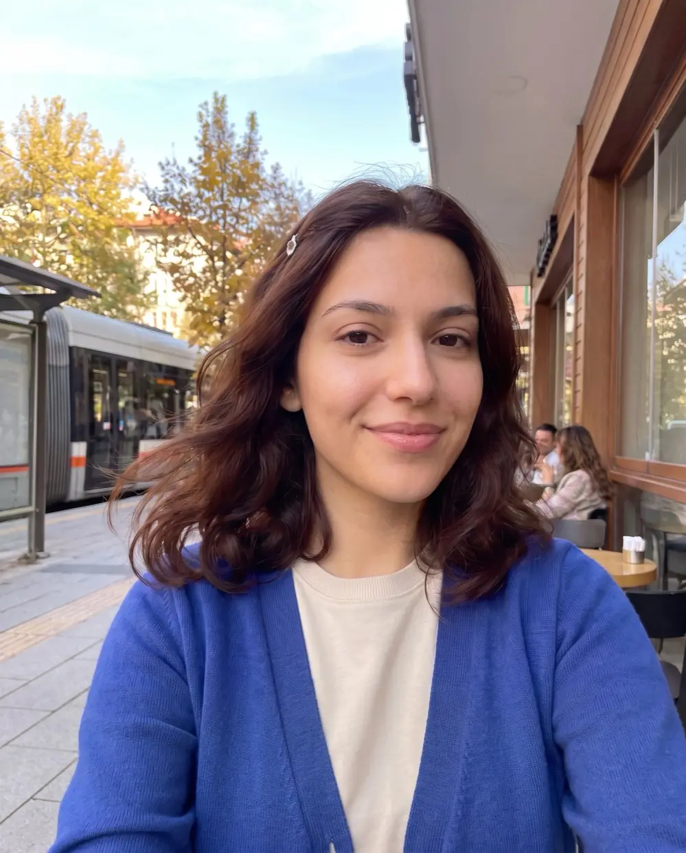 Dosya 01'in kurgu karakteri Dila, sokakta çekilmiş bir selfie. Görsel yapay zekâ desteğiyle oluşturulmuştur.